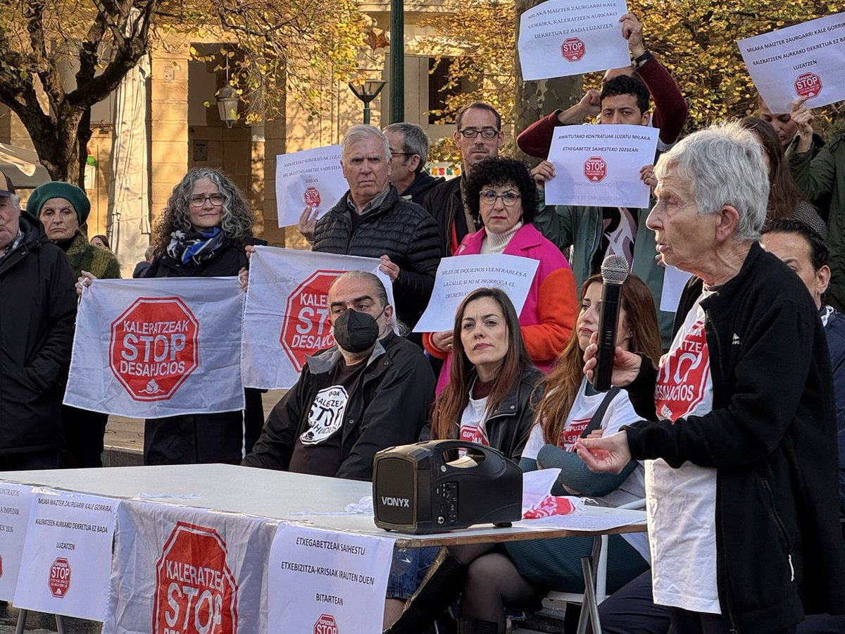 Hoy estamos apoyando a Stop Desahucios en Donostia, ante la grave situación de vivienda que vivimos en Euskadi.

La vivienda es un derecho, no un negocio.
