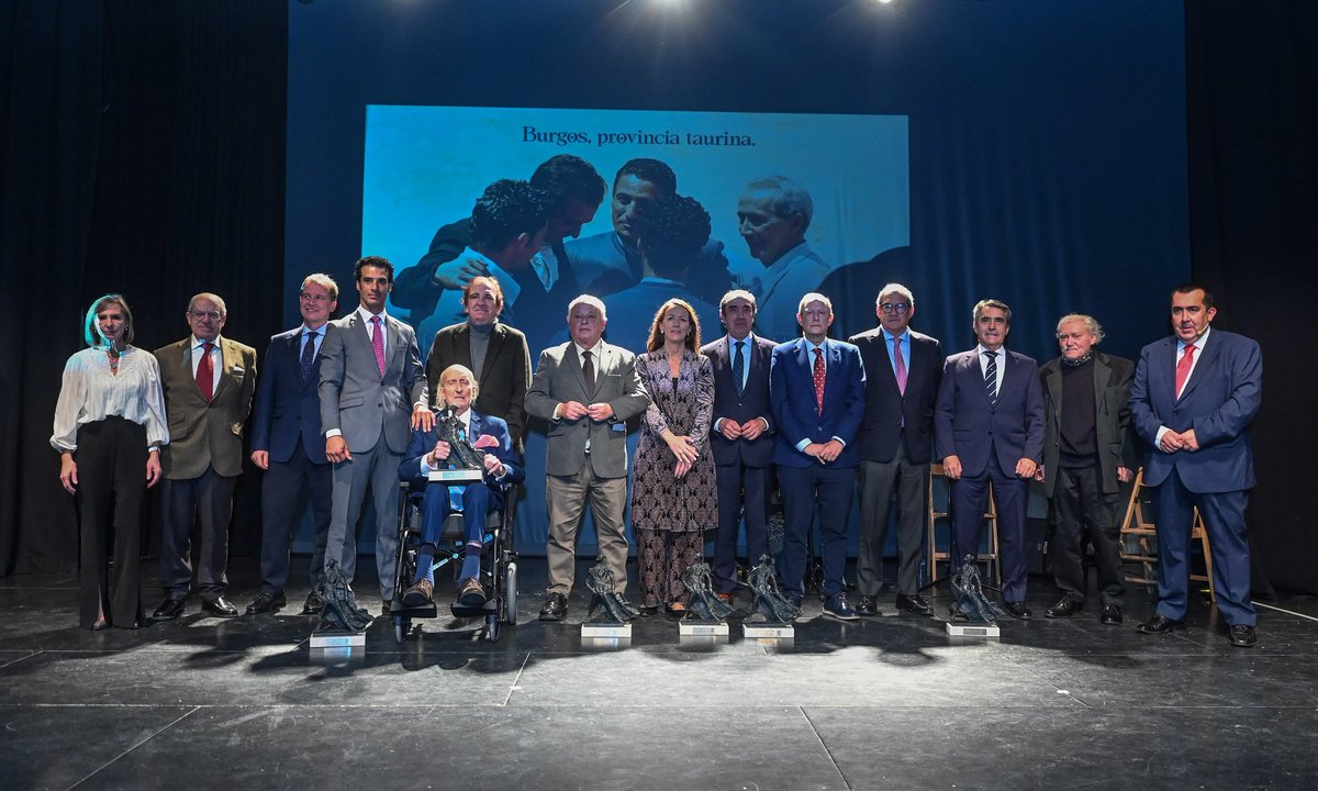 LoyjorSL's tweet photo. Noche de Cultura, Tauromaquia y Libertad en Roa de Duero. Premios de Tauromaquia de la Diputación de Burgos. Disfrutamos junto a muchos amigos en una noche especial. 

#CulturaTaurina https://t.co/ymSo2UemmC