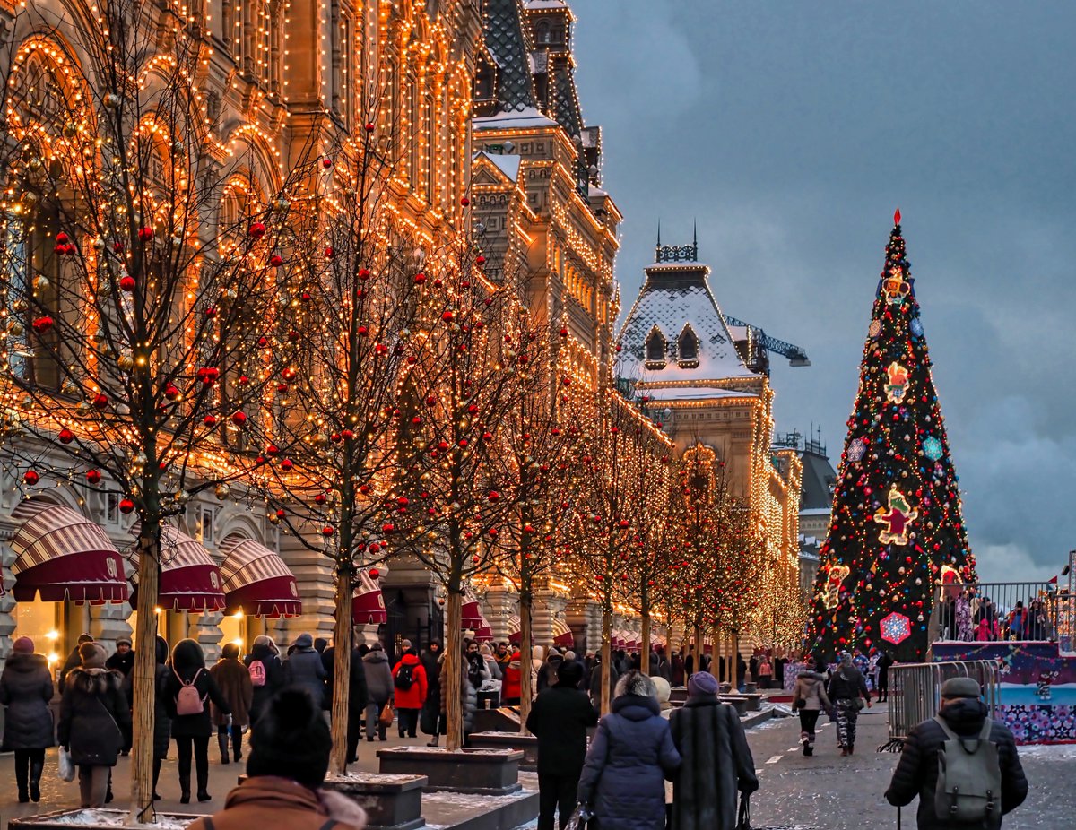 PEKHTography's tweet image. The air bites your cheeks, but the golden light warms your soul. 
This is peak Winter Magic: 
freezing outside to feel the inner fire. 
Stay for the echo. ❄️🧡 
#Christmas #HolidaySeason #Moscow #WinterMagic