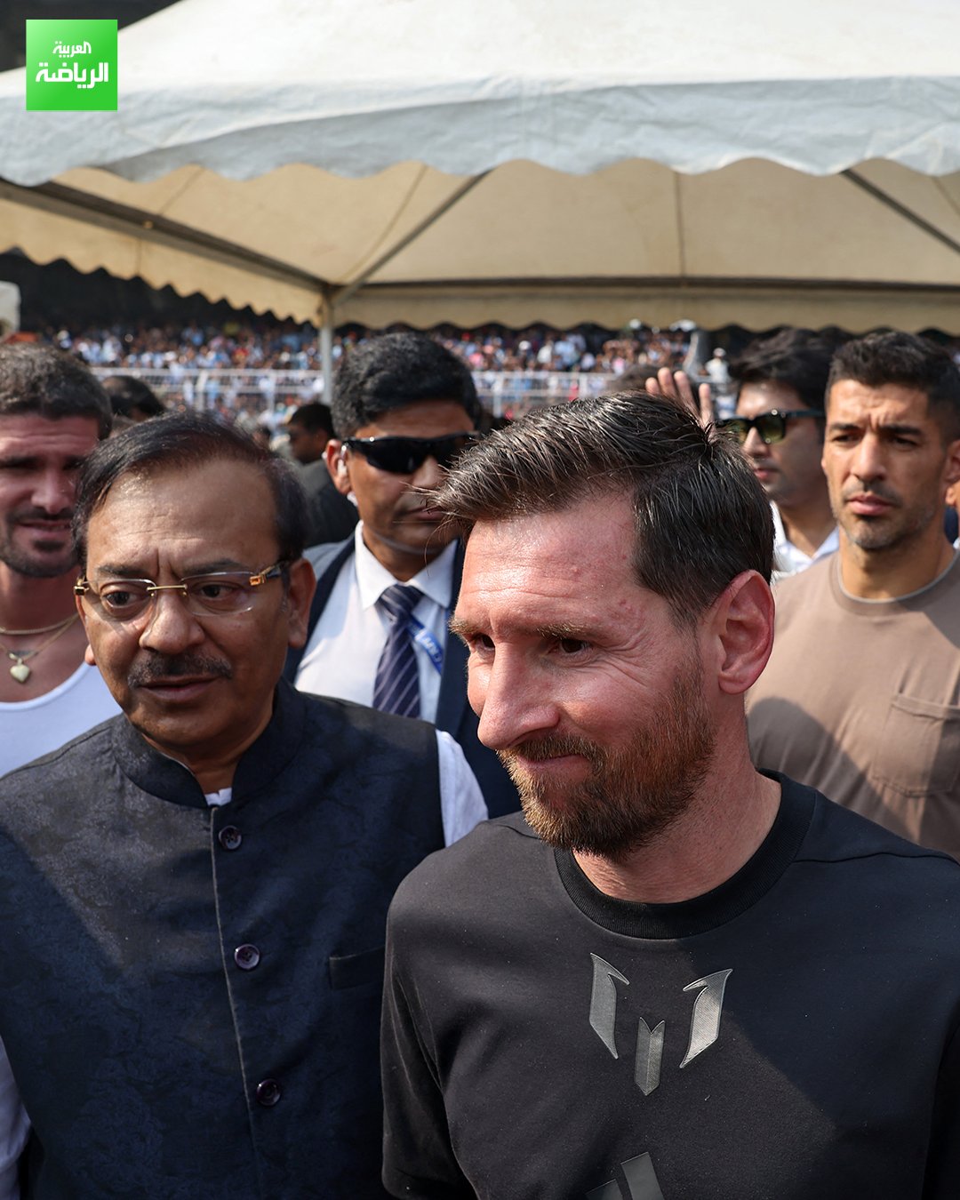 ليونيل ميسي، لويس سواريز ورودريغو دي بول في زيارة إلى ملعب سولت ليك بمدينة كولكاتا الهندية 