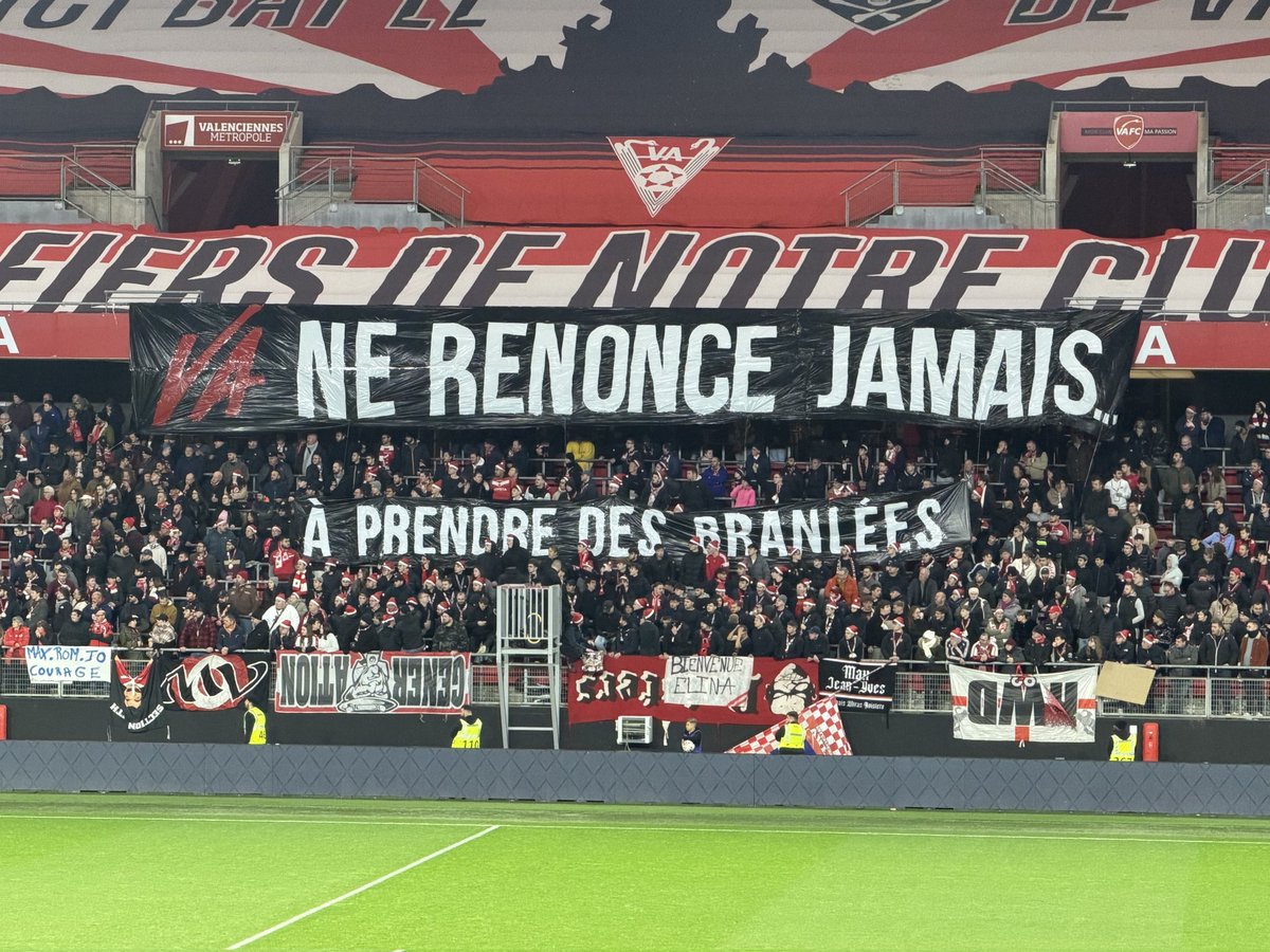 UltrasMadeinFR's tweet photo. ⚽ Valenciennes - Sochaux (N1)
📢 En très grande difficulté en championnat, les supporters valenciennois ont déployé deux banderoles très explicites...!
📆 Vendredi 12 décembre

#VAFCFCSM https://t.co/YHbzNBjNNC