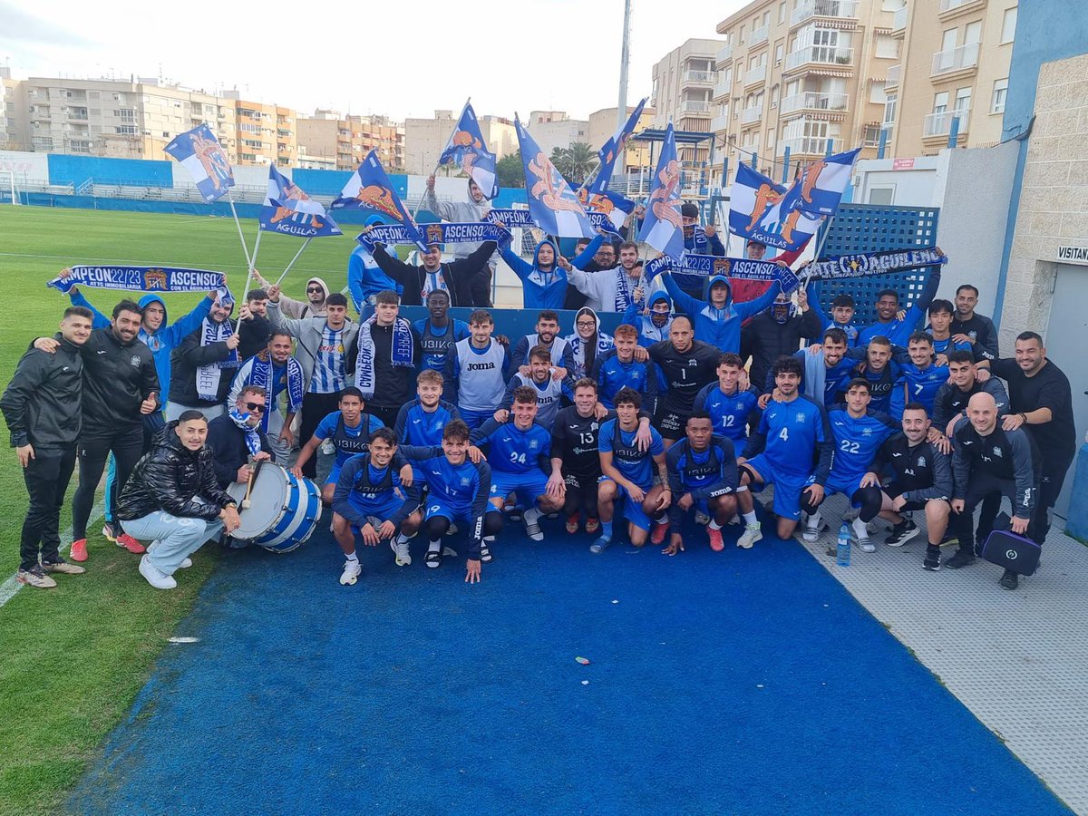 aguilas_fc's tweet photo. ¡Muchas gracias ese grupo de aficionados que ha venido a darnos ánimo para el partido de mañana! ¡Vamos con todo! 🫶

#𝗖𝗮𝗺𝗶𝗻𝗲𝗺𝗼𝘀𝗝𝘂𝗻𝘁𝗼𝘀 🤝🏻 💙🤍 https://t.co/jtEKkxlYxl
