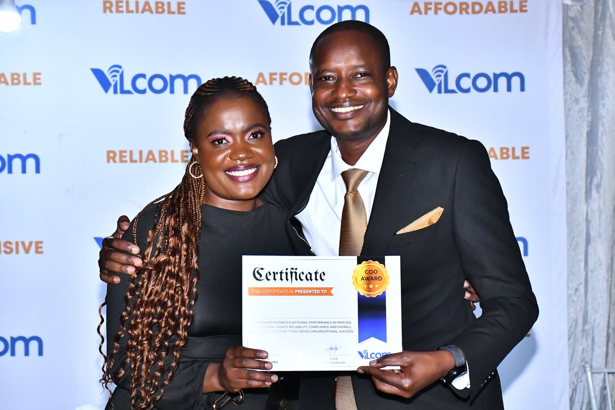 vilcomnetworks's tweet photo. Leadership in action 
Our COO awarding staff and appreciating the entire Vilcom team for the dedication that made 2025 a success.
Well done, Team Vilcom!
#VilcomNetworks #COOAwards #TeamVilcom #2025Success https://t.co/LS9ellUIQy