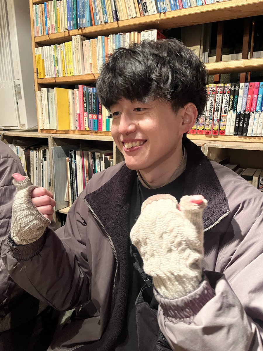 昨日はマモルくんのファッキンフライデー、ありがとうございました。
大量にお菓子もらったりなんかおんぶされたり(ホントになんで？)楽しい夜でしたねぇ。
というわけで、お客さん15人中13人女の子とかいう伝説を作った男の写真置いときます。またやろね。
