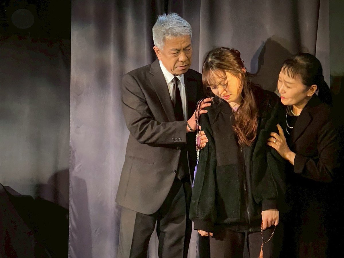 maya_y_659's tweet photo. 今回の舞台、
葬儀シーンは毎回手が痙攣するし
自殺未遂シーンは胃痛と胸焼け、
幸せなシーンは胸が凄く温かくなる…
という経験を稽古から毎度体験していました。《病は気から》とも言いますが、感情一つでこれだけ身体の状態が変化するのかと驚きでした。良き経験＊

舞台「生死のはざまで君を待つ」 https://t.co/3xqGI2pwi8