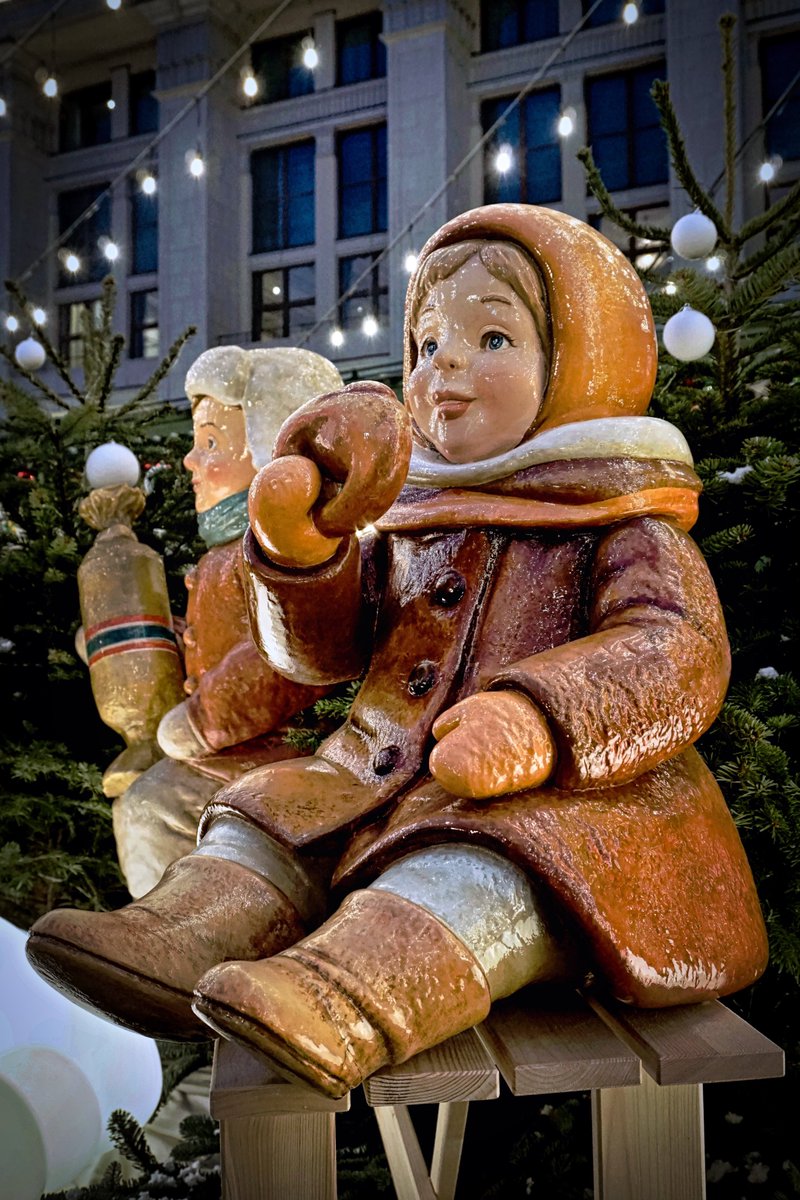 PEKHTography's tweet image. City council: "We need a 6-foot Christmas display."
Designer: enlarges childhood toy to 500% "Done."
Council: "That's not what we—" 
Everyone else: "PERFECT." 🎄😂 
#Christmas #ChristmasMarket #ChristmasDecor #ChristmasMagic