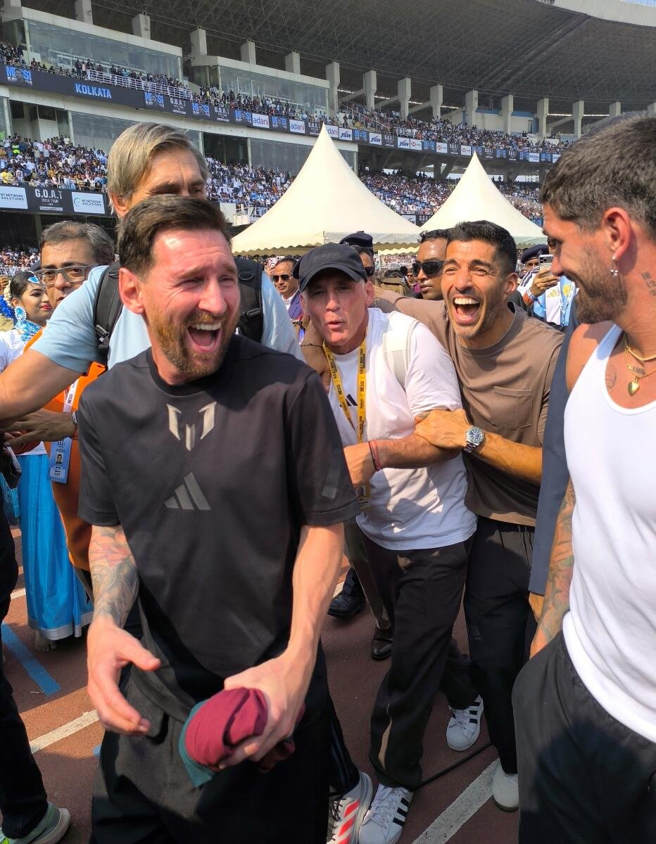 the_hindu's tweet photo. #MessiInKolkata | Messi was accompanied by footballers Luis Suarez and Rodrigo De Paul at Salt Lake Stadium. The footballers looked happy to witness the frenzy of football fans gathered at the stadium. 

📸Debasish Bhaduri https://t.co/CSdze0pSC7