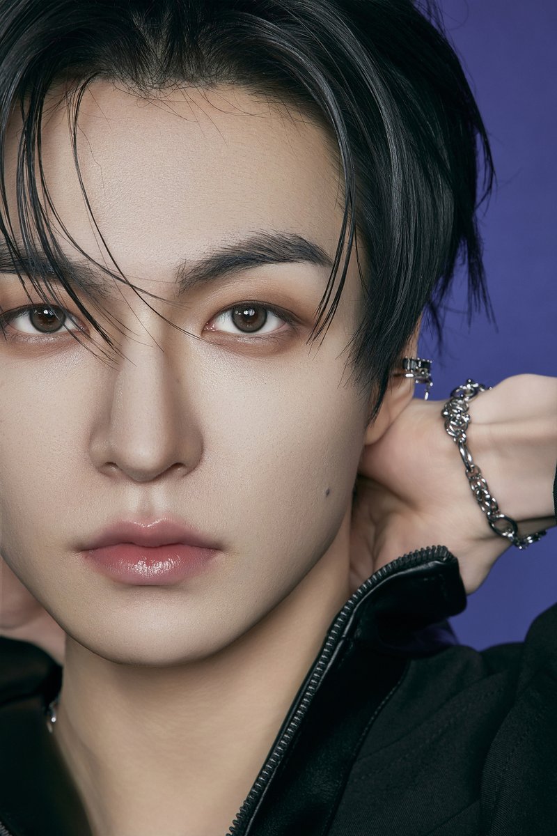 E'LAST
2026 SEASON'S GREETINGS
[𝗥𝗘𝗧𝗨𝗥𝗡 𝗘'𝗟𝗔𝗦𝗧]
⠀
Concept Photo
#ROMIN #로민 #ロミン
⠀
#ELAST #엘라스트 #エラスト 
#RETURN_ELAST