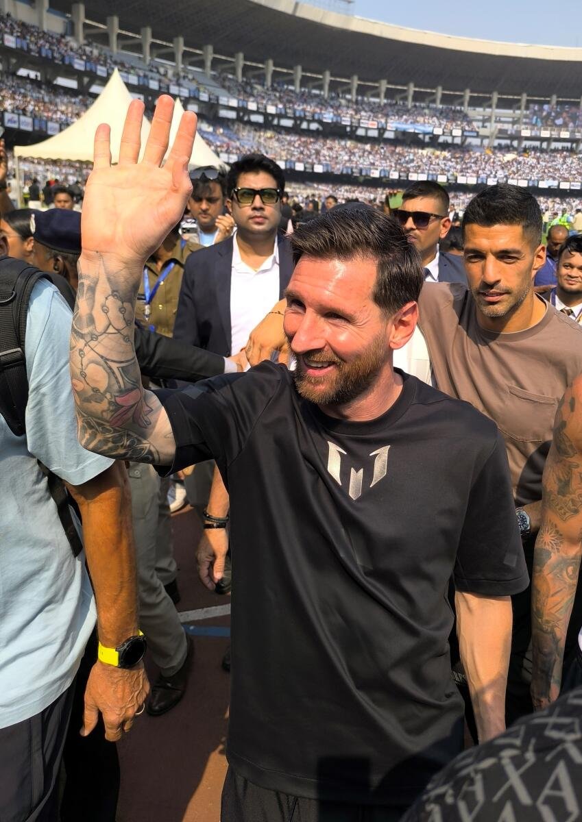 the_hindu's tweet photo. #MessiInKolkata | Messi was accompanied by footballers Luis Suarez and Rodrigo De Paul at Salt Lake Stadium. The footballers looked happy to witness the frenzy of football fans gathered at the stadium. 

📸Debasish Bhaduri https://t.co/CSdze0pSC7