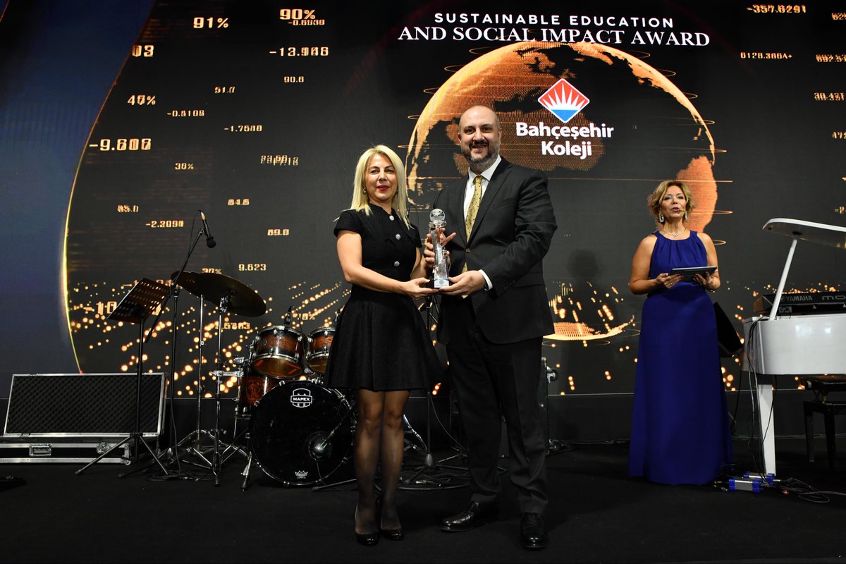 İstanbul Ekonomi Zirvesi kapsamında gerçekleşen ‘İstanbul Altın Değerler Ödül Töreni’nde Türkiye’de ve uluslararası arenada örnek teşkil eden kurum ve kuruluşlar; başarıları, yenilikçi yaklaşımları ve topluma sağladıkları değer doğrultusunda ödüllendirildi.
 
Sürdürülebilir