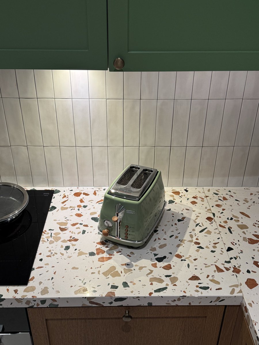 alphackles's tweet image. my friends gifted me the prettiest toaster that matches the colors of my kitchen 🥹💚