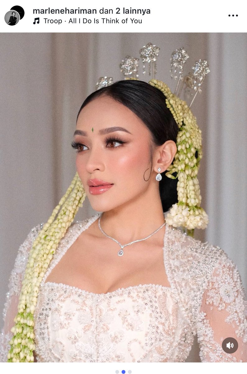 zdraa02's tweet photo. GONG SIH KATA AKU MAH!!
ini dia produk lokal yang dipakai MUA Hits Marlene Hariman saat makeupin Amanda Zahra di pernikahannya😍😍
Kita usahakan makeup look timeless itu🫵🏻🥹￼ https://t.co/pnrmr7PTHn