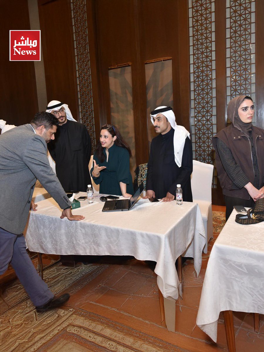 mobashernewss's tweet photo. كلية (كويت ماسترخت) تنظم ورشة عمل عن الذكاء الاصطناعي في بيئات العمل 

بمشاركة الخريجين والطلبة المستمرين وممثلين مؤسسات حكومية والقطاع الخاص وممثلي الجهات والمؤسسات الحكومية  وقطاع النفع العام مثل اتحاد الصناعات، اليوسفي، إنشاءات الساير، المركز العلمي، جمعية الشعب التعاونية، إضافة إلى رئيس وأعضاء  مجلس أمناء الكلية، قدمت كلية ماسترخت الورشة  الأولى من سلسلة ورشات الذكاء الاصطناعي بين النظرية والتطبيق في فندق الهوليدي أن 

قدم الورشة البروفيسور خالد وهبة عميد الكلية والمتخصص في علوم البرمجة والتحليل والتحول الرقمي والذكاء الاصطناعي. 

ياسمين المسلم – الرئيس التنفيذي لكلية كويت ماسترخت:

فخورون دائما باستمرارية خريجينا وطلبتنا في التجاوب مع مستجدات الإدارة. وسعيدون بمساهمتنا في مشاركة قطاعات الأعمال المختلفة في نشر الوعي والمعرفة الأحدث لتعزيز المهارات وللاستفادة من مزايا الذكاء الصناعي 

خليل العبدالله – رئيس مجلس الأمناء:

تعكس الورشة التزام الكلية بأن تكون منصة رائدة لنشر المعرفة المستقبلية. 

د.خالد وهبة – عميد الكلية:
كان هدفنا تقديم محتوى عملي يوضح كيف يمكن للذكاء الاصطناعي أن يصبح شريكاً فعلياً للشركات في رحلتها نحو تحسين الكفاءة والابتكار.