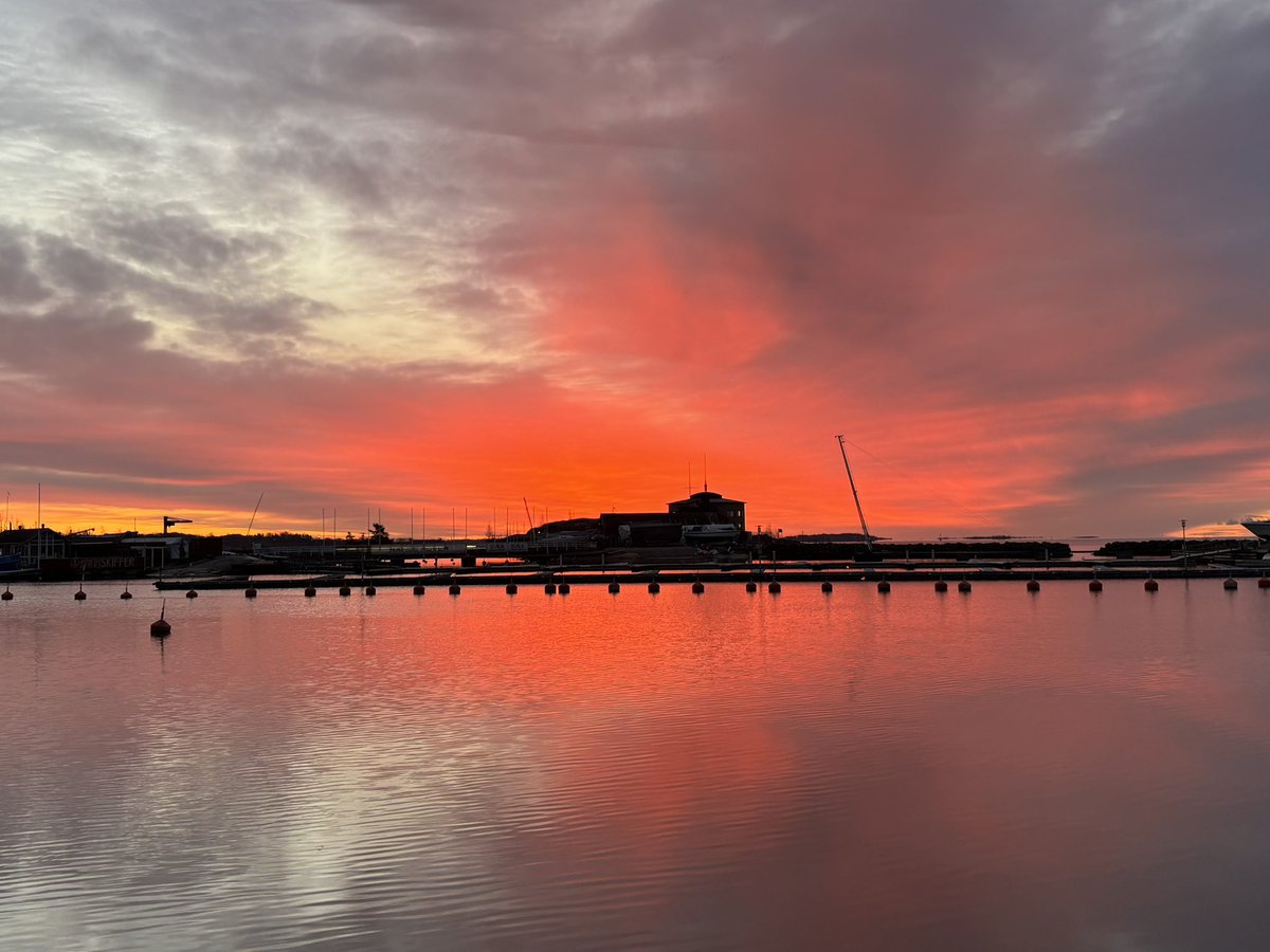 Hellstrom_A's tweet photo. Upea auringonnousu tänään Helsingissä #helsinki https://t.co/ieCJAPe3az