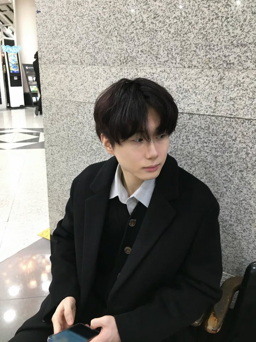 251213 #라더🦈
인스타그램

올해 있다 했던 마지막 결혼식。。💍
근데 검은 셔츠 착장은 뭐지? 다른 날 같은데
혹시 요건 픽셀리 전시회 때인가