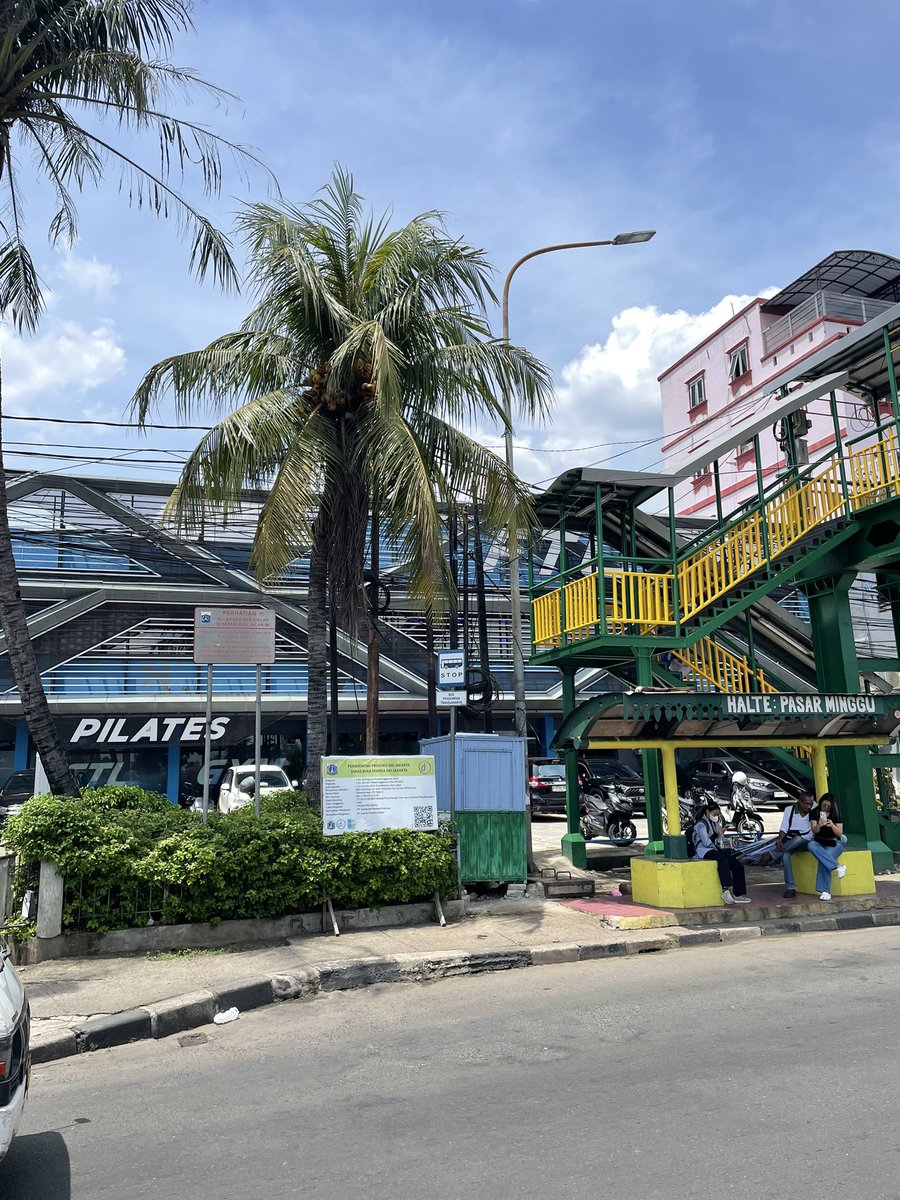 Udah seminggu lebih pindah ke FTL dan milih yang terdekat dari kos yaitu FTL Pasar Minggu.

So far happy karena paling tidak alat-alat yang aku perlukan ada semua! Namun, yang gongnya adalah depannya langsung halte 😭😭😭
So accessible!

Turun dari bus langsung sit up. Canda.