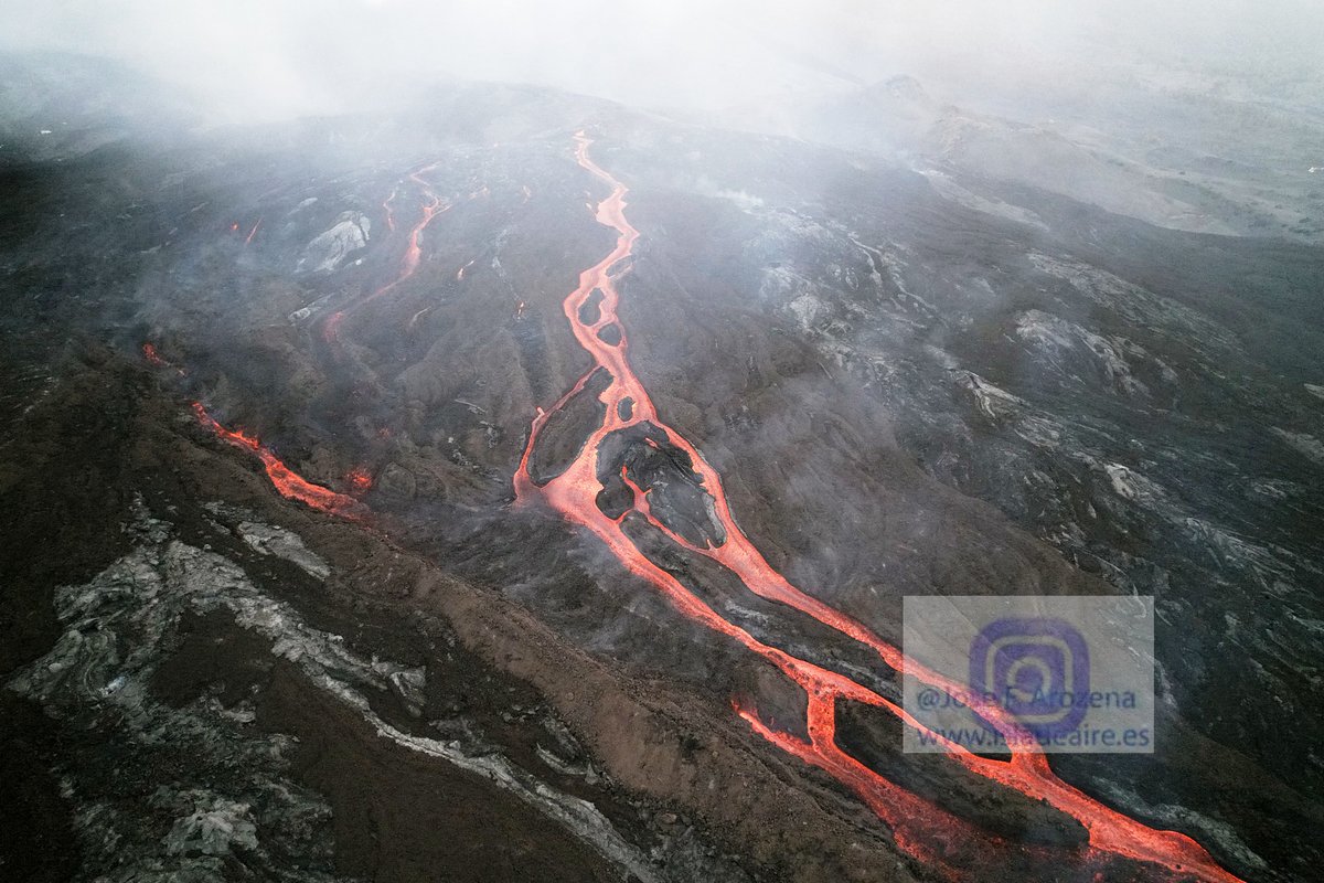 Hoy Santa Lucía, hace cuatro años q el volcán q cambió la isla cesó. Hace  años terminó después de una traca bestial. 4 años rehaciendo el Valle de Aridane,  la isla y lo q queda. Hoy empieza el año 5 después del volcán, año 5 DPV. Algunas fotos de aquellos días <a href="/HimarGonzalez/">Himar González</a>