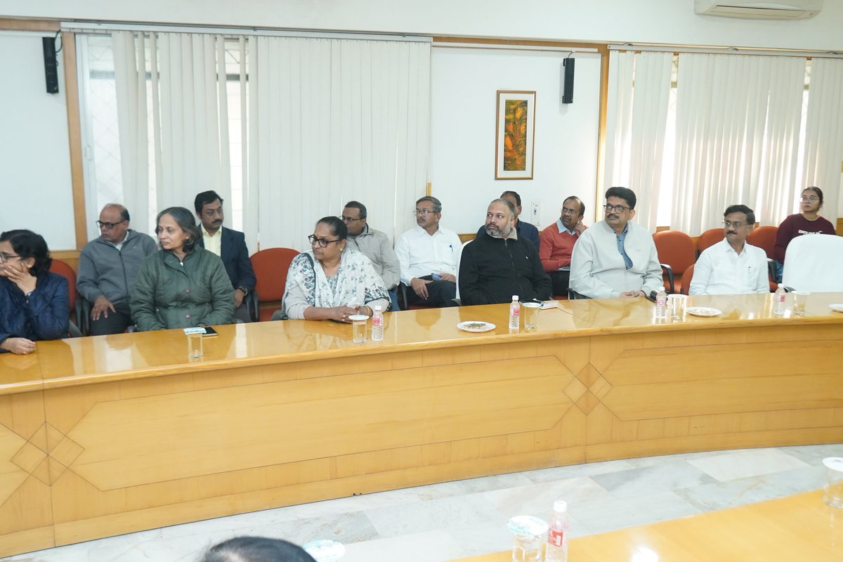 MPLodha's tweet image. नागपूर मध्ये आज रामदेवबाबा विद्यापीठाला भेट दिली. चौदाव्या शतकातील संत रामदेवबाबा यांच्या सद्भावना आणि समाजहित जीवनमूल्य शिकवणीला अनुसरून स्थापित झालेल्या रामदेवबाबा सार्वजनिक समितीच्या माध्यमाने या विद्यापीठाची स्थापना करण्यात आली आहे. जागतिक स्पर्धेत आवश्यक असलेले अत्याधुनिक…