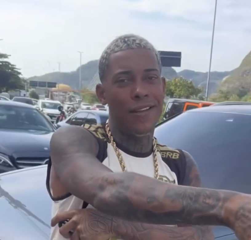 CanalRapRJ's tweet image. Poze foi comprar um carro, ficou indeciso e acabou levando dois