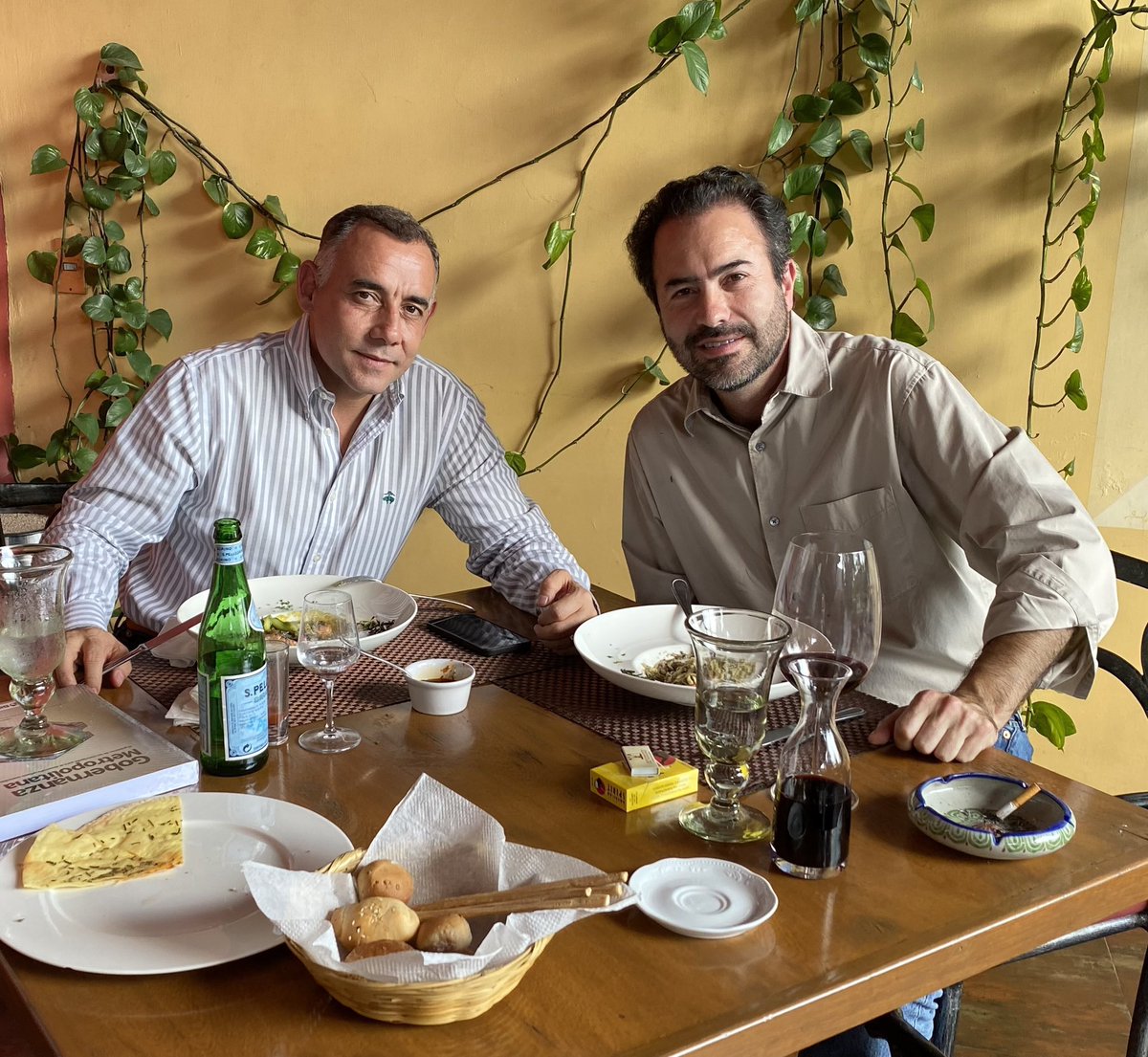 Si la política no te da para vivir
es porque no supiste convertir tus principios en facturas y tus columnas de <a href="/muralcom/">mural.com</a> en pagos.

Yo vendí los míos al <a href="/panjalisco/">Accion Nacional</a> al <a href="/PRIJALOFICIAL/">PRI Jalisco</a> y ahora a <a href="/MovCiudadanoJal/">Movimiento Ciudadano Jalisco</a> 

Vivo del erario sin trabajar y viajo por el 🌍

#HonorariosSinHonor