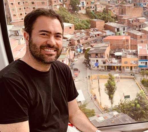 <a href="/sofiaoro/">Sofía Orozco</a> Yo no defiendo ideologías,
yo defiendo el dinero,
los contratos sin licitación,
y el derecho inalienable a cobrar del presupuesto sin trabajar.

La coherencia también se factura.

#LordUdeG 
#PresupuestoSinCarga 
#CorrupciónDeAltura