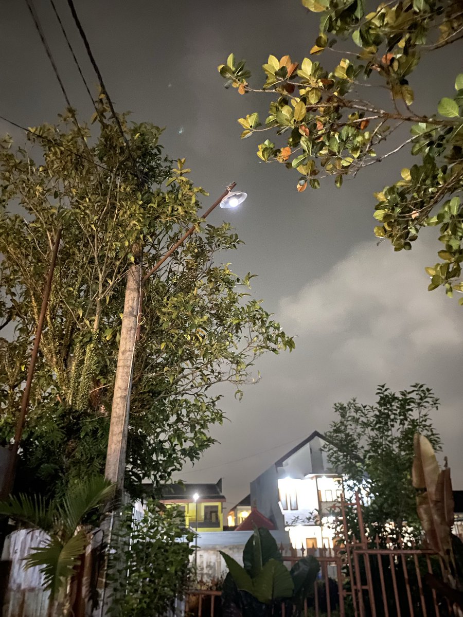 Min <a href="/infomalang/">Info Malang</a> mau tanya. Kalau lampu jalan kayak gini mati, ngelapornya ke mana kah? Mau ngganti sendiri gak berani, takut kesetrum moro mak dhet, bhay wes.