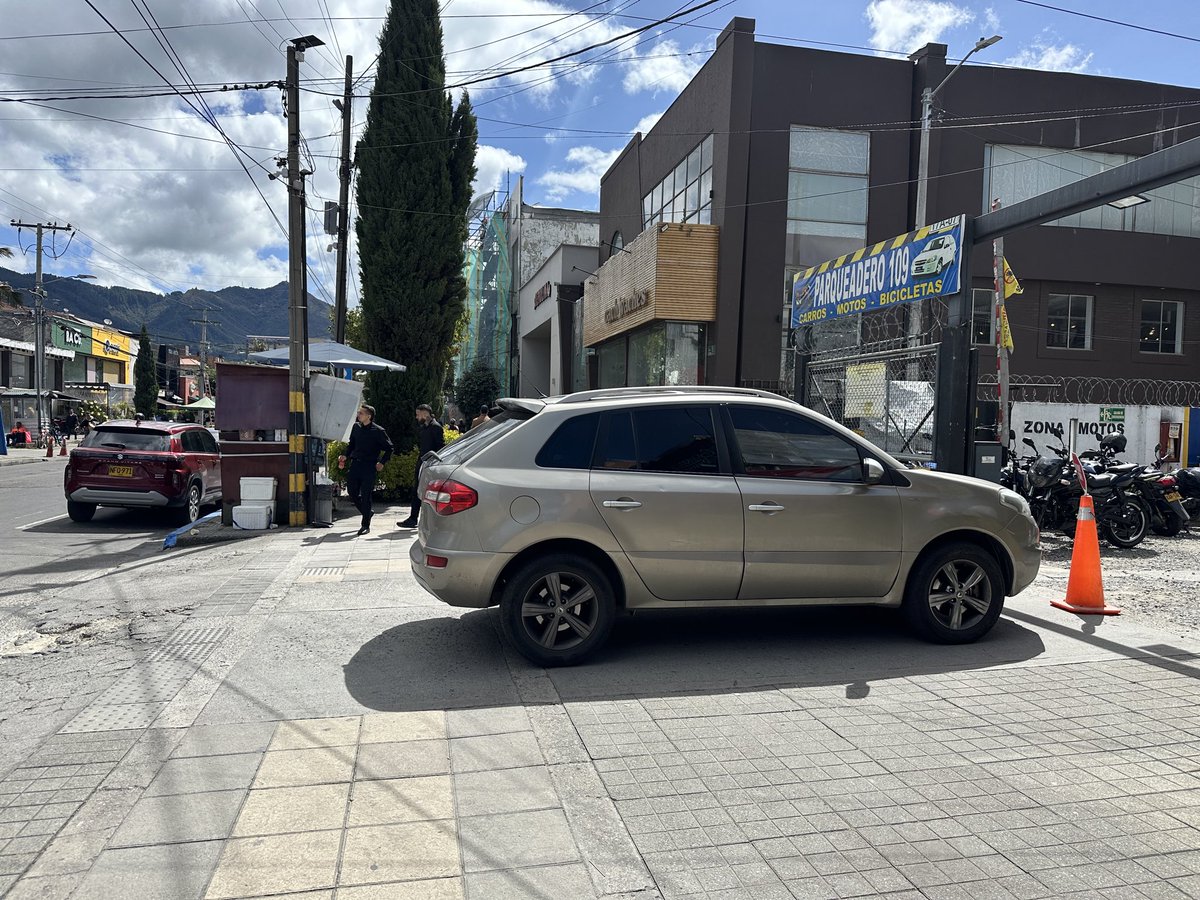 Enr_her's tweet photo. @SectorMovilidad calle 109 17A https://t.co/HDbbehtomQ