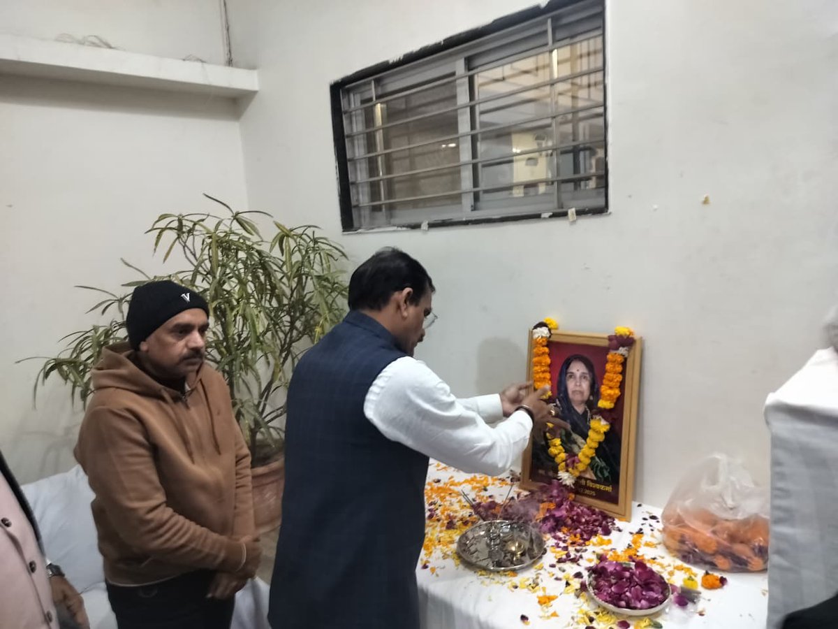 OfficeOfVDS's tweet photo. कटनी के प्रतिष्ठित उद्योगपति श्री पूरनलाल विश्वकर्मा जी की धर्मपत्नी एवं जिला पंचायत उपाध्यक्ष श्री अशोक विश्वकर्मा की पूज्य माताश्री श्रीमती कलावति विश्वकर्मा जी के निधन पर खजुराहो सांसद श्री @vdsharmabjp ने उनके निवास पहुंचकर उनकी तस्वीर पर पुष्पांजलि अर्पित की एवं शोकाकुल परिजनों से शोक संवेदना व्यक्त की।