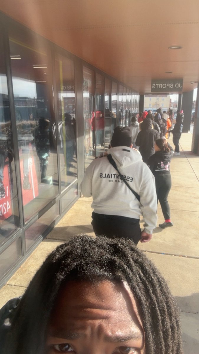Lg_Two4's tweet image. Cant believe i thought i was bouta wait in that line 😭😭😭😭