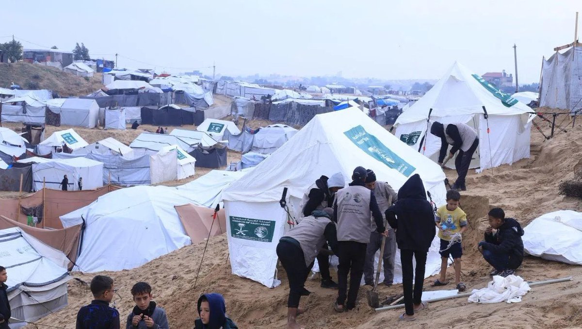 SaudiNews50's tweet image. بعد الأضرار التي لحقت بالخيام بسبب الأمطار الشديدة ..

#السعودية تتدخل بشكل عاجل وترسل خيام ومواد إغاثية للمتضررين في مخيمات جنوب #غزة. 

-