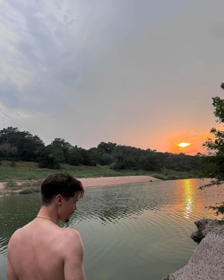 garip, eski, geçmiş gitmiş bir sürü manzara ve kısa saçlı bir yaz çocuğu olan ben

leş gibi bir sene; sağlık sorunları, kişi ve kurumların problemleri, trafik kazası, senelerdir aynı kabusu görmek ve ölmekten çokça korkmak. ölmekten korkmadığım bir yıla girmek istiyorum. lütfen.