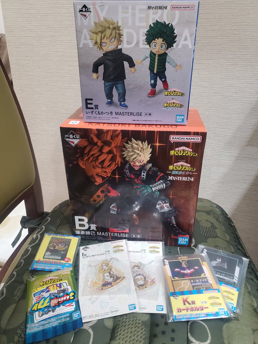 たまたま寄ったコンビニでヒロアカくじが30枚くらい残ってた😇 ラスト