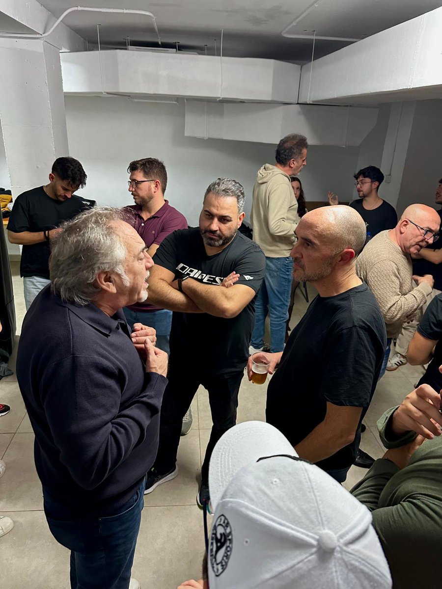 Ayer recibimos una visita muy especial, una sorpresa para nuestro componente <a href="/juanmasibon22/">Juanma Sibón</a>, hijo de Paqui, el mítico componente de la Chirigota del Selu. Juanma se estrenará en las tablas del Falla, y ellos quisieron venir a darle ánimos y desearle lo mejor. Muy grandes!
