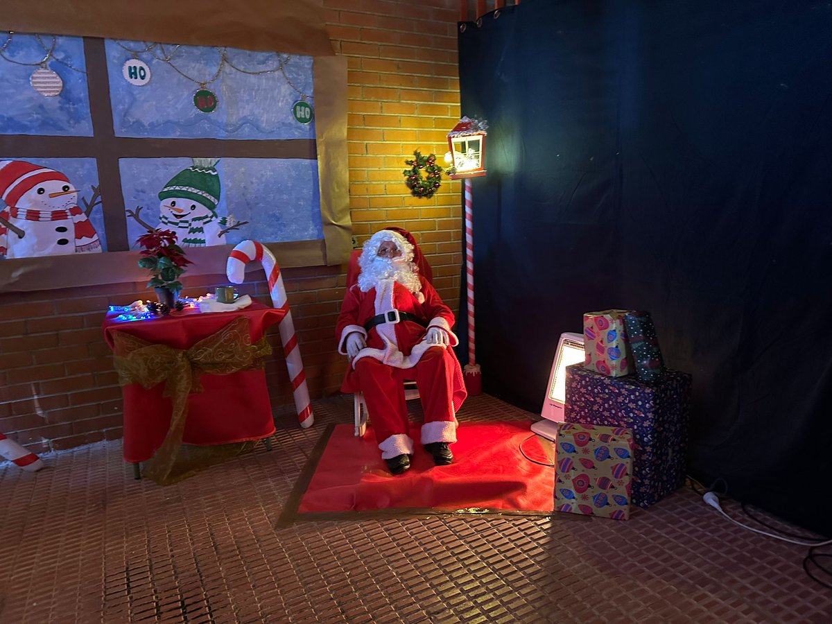 🎅🏻 Papá Noel te espera está tarde en la Fiesta de Navidad en el Margarita Xirgu 🎄