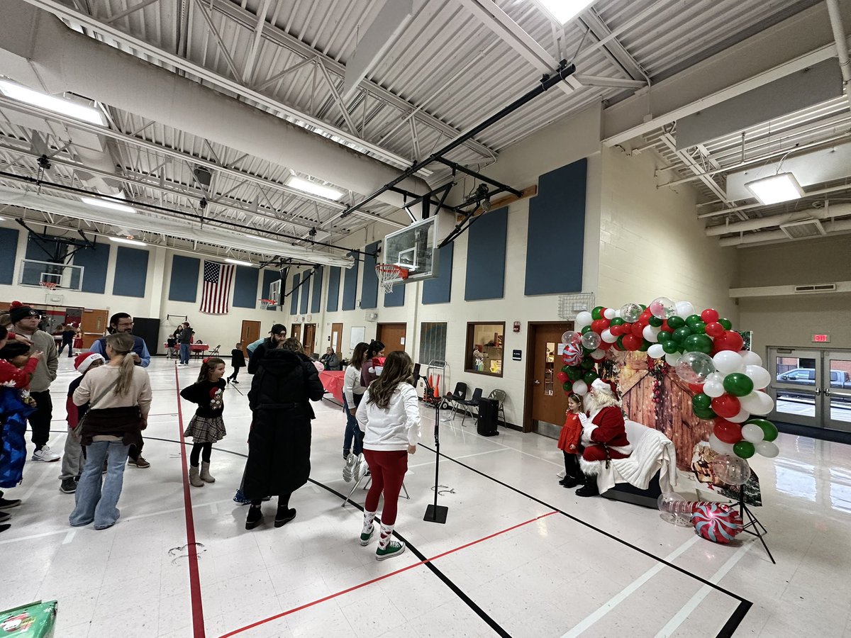 CastlioElem's tweet photo. Breakfast with Santa is on @CastlioElem! K-Kids had the vision, planned the event and did outstanding it out! Thank Mrs. Ashraf for your leadership with our kids! @FrancisHowell https://t.co/FIUJ5loDjC