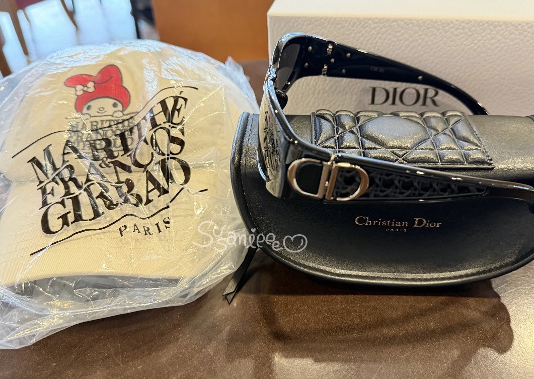 เหนน้องชอบคาดแว่นพอเห็นแว่นอันนี้แล้วรู้สึกว่าถ้านปคาดต้องเข้ากับน้องมากแน่ๆ 🥹 หวังว่าจะชอบนะค้าบอ้วมม💝🐰

 #กล่องของขวัญน้ําปิง