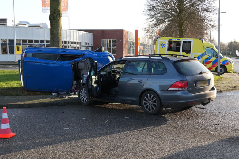 Auto belandt op de zijkant bij aanrijding Winschoten