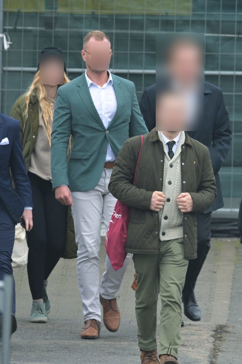 The Gießen Best Dressed

Diesen Herren fand ich auch sehr gut. Nette, ungewöhnliche Farbe. Die Stärke seines Outfits zeigt sich vor allem auch in der coolen Brille und dem Zusammenspiel des Stils mit Frisur und Schnurrbart. Könnt ihr nicht sehen, tja.