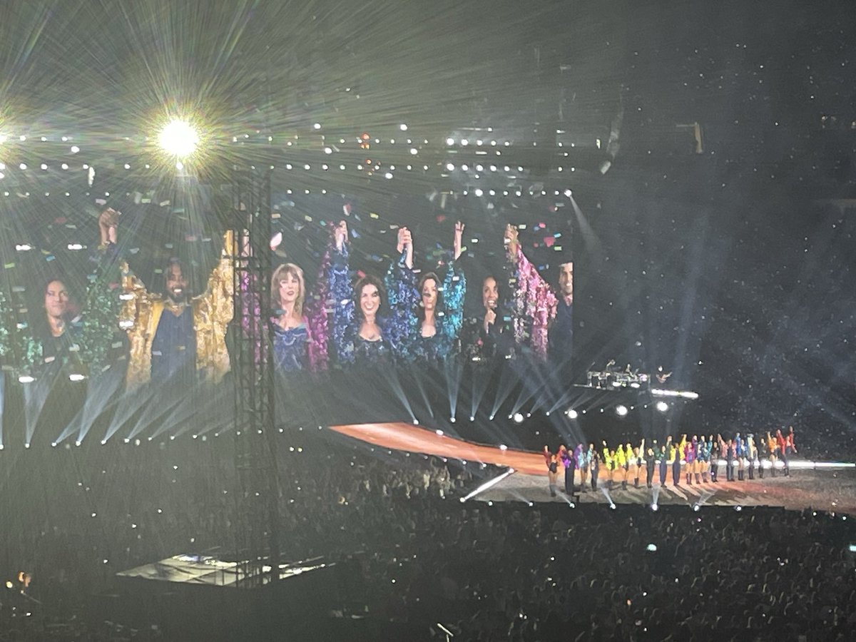 Happy Birthday to my favourite showgirl <a href="/taylorswift13/">Taylor Swift</a>