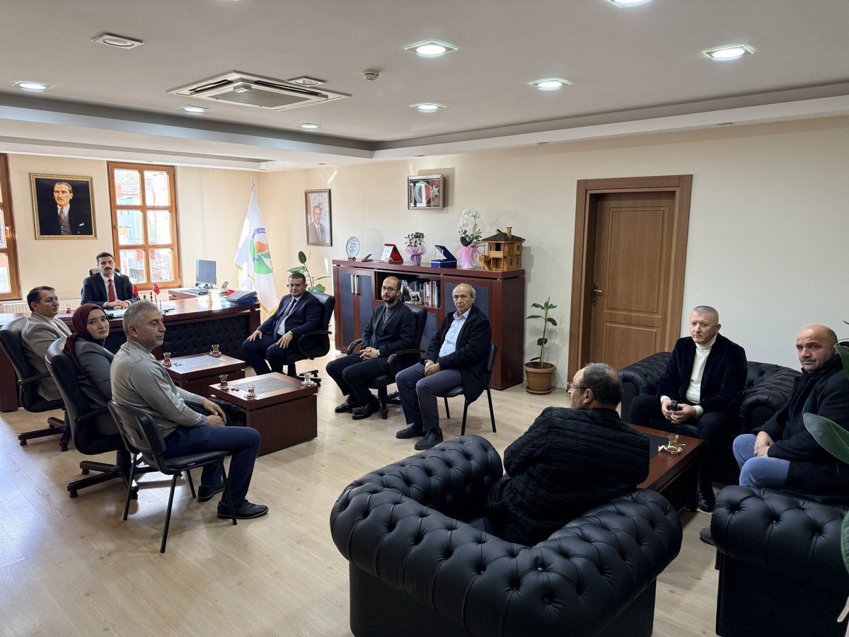 AK Parti İl Başkan Yardımcısı Sn. Bilgi Başar Çelik ve beraberindeki heyet,Kaymakamımız Sn. Halil İbrahim Akın’ı makamında ziyaret etti. Gerçekleştirilen ziyarette ilçemize ilişkin konular hakkında istişarelerde bulunuldu.