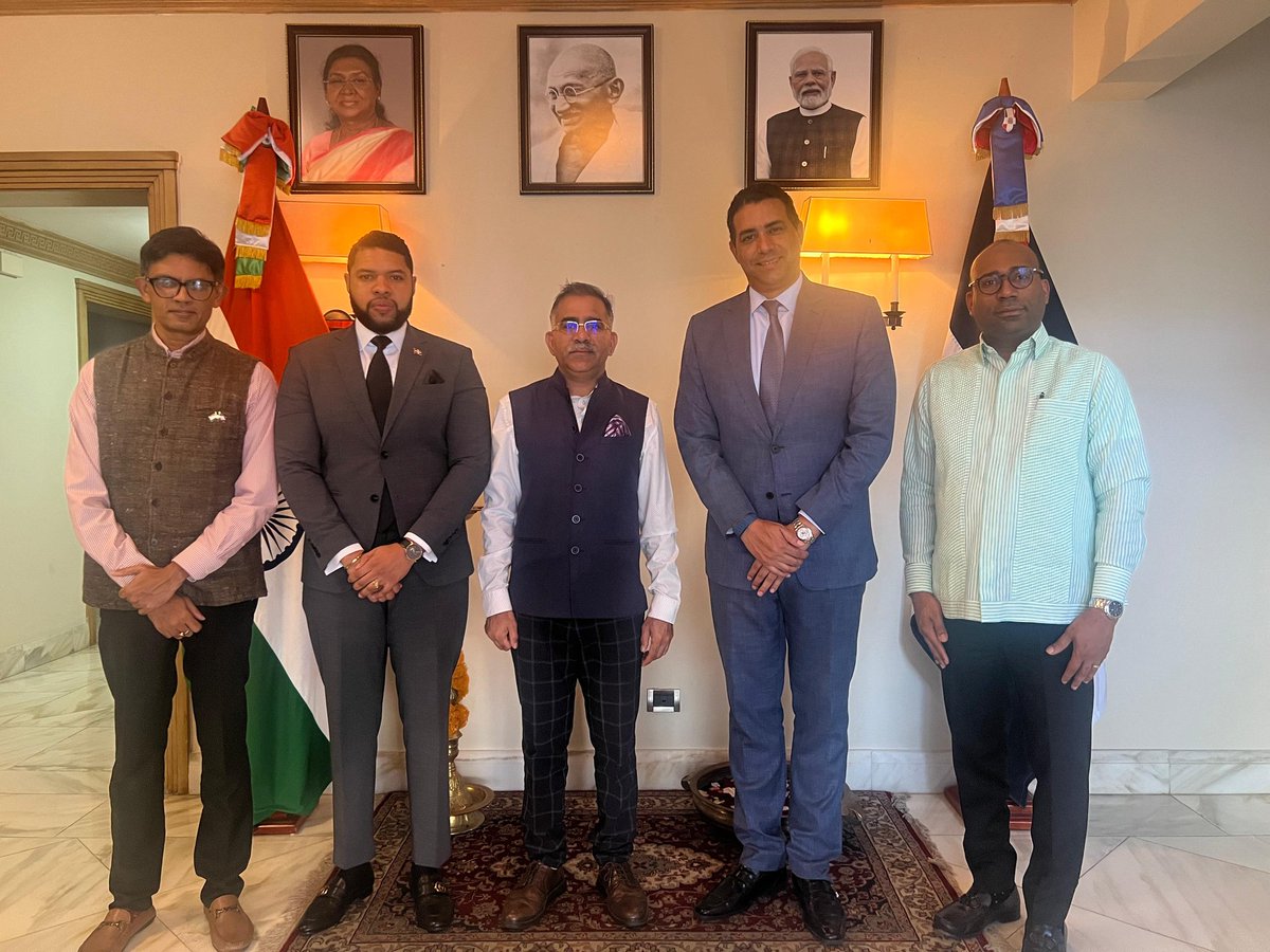 El Embajador K.D. Dewal recibió en la Embajada al Sr. Marco Herrera, Director Ejecutivo de FUNGLODE (Fundación Global para la Democracia y el Desarrollo) y al equipo del Observatorio Político Dominicano de FUNGLODE (OPD-FUNGLODE), con quienes dialogaron sobre futuras