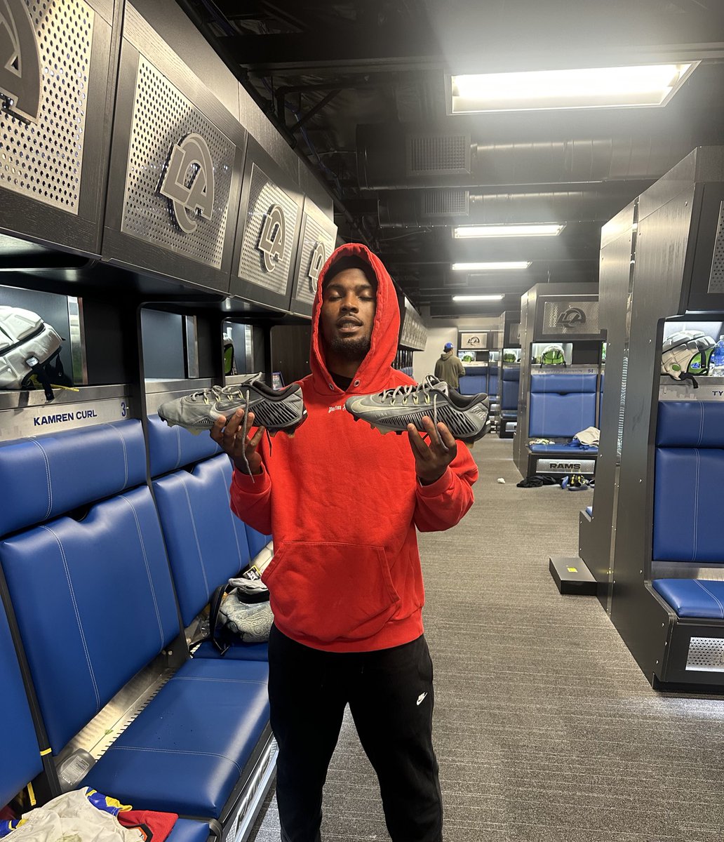 KCurl_2's tweet image. Repost for a chance to when a pair of signed game worn cleats🔥 #ProBowlVote