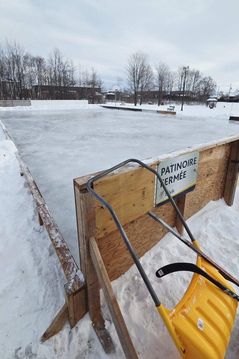 Le_Compteux's tweet photo. J'habite [et je paie mes taxes☝🏼] à Lévis.

Il fait -10°C depuis 2 semaines
🥶🌡

La patinoire du quartier est [encore] fermée.

À matin, je l'ai gratté avec ma grosse pelle jaune💪🏼

Et puisque que la cabane d'entretien était débarrée, je me suis permis de l'arroser "pomal" pour qu'elle soit épaisse en décembre 🚒💧🌊

Les kids du quartier pourront avoir du fun le weekend 🏒😉

Salutations,