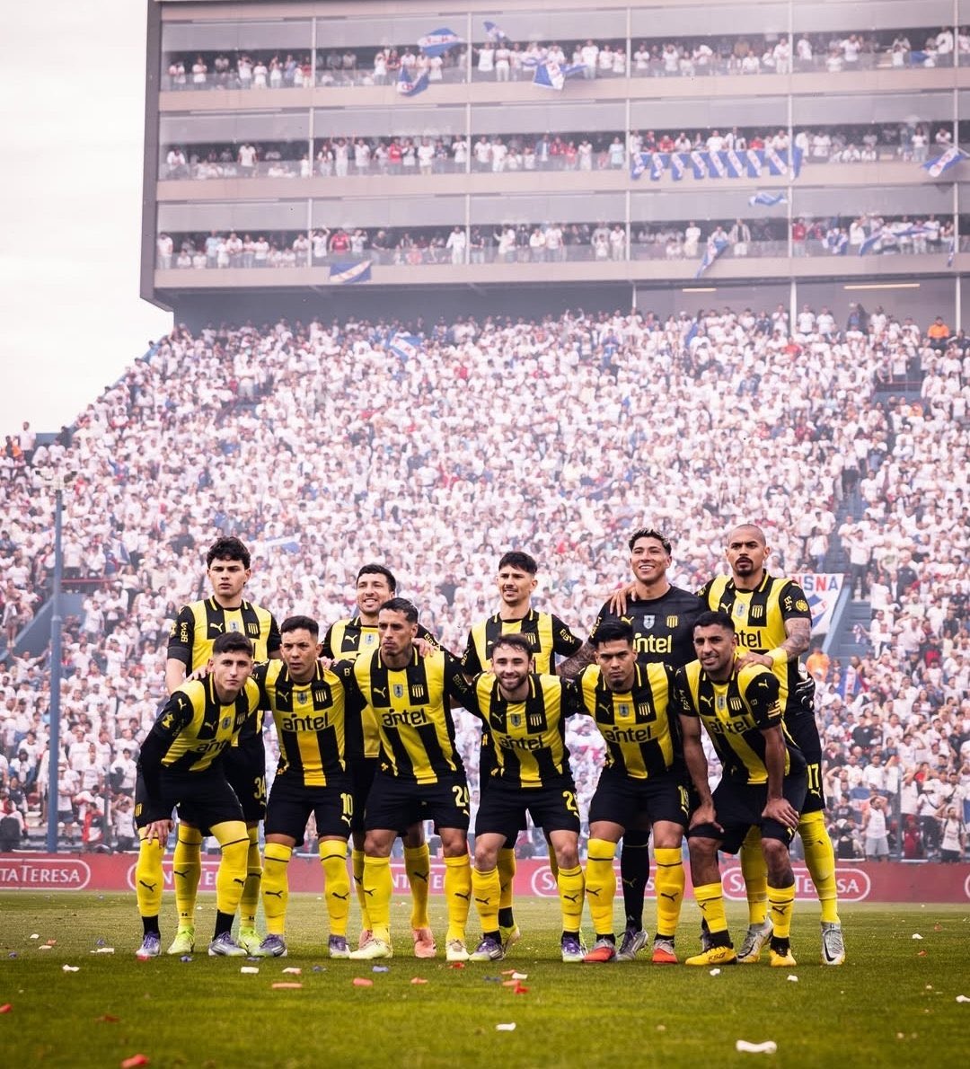 Un día como hoy, 13 de diciembre, pero de 1913: treinta personas, casi todas socios no empleados del Ferrocarril (es decir sin voz ni voto en el CURCC) fundan el Club Atlético Peñarol.

Felices 112 años de vida al subcampeón del futbol uruguayo 🥈👏🏼
