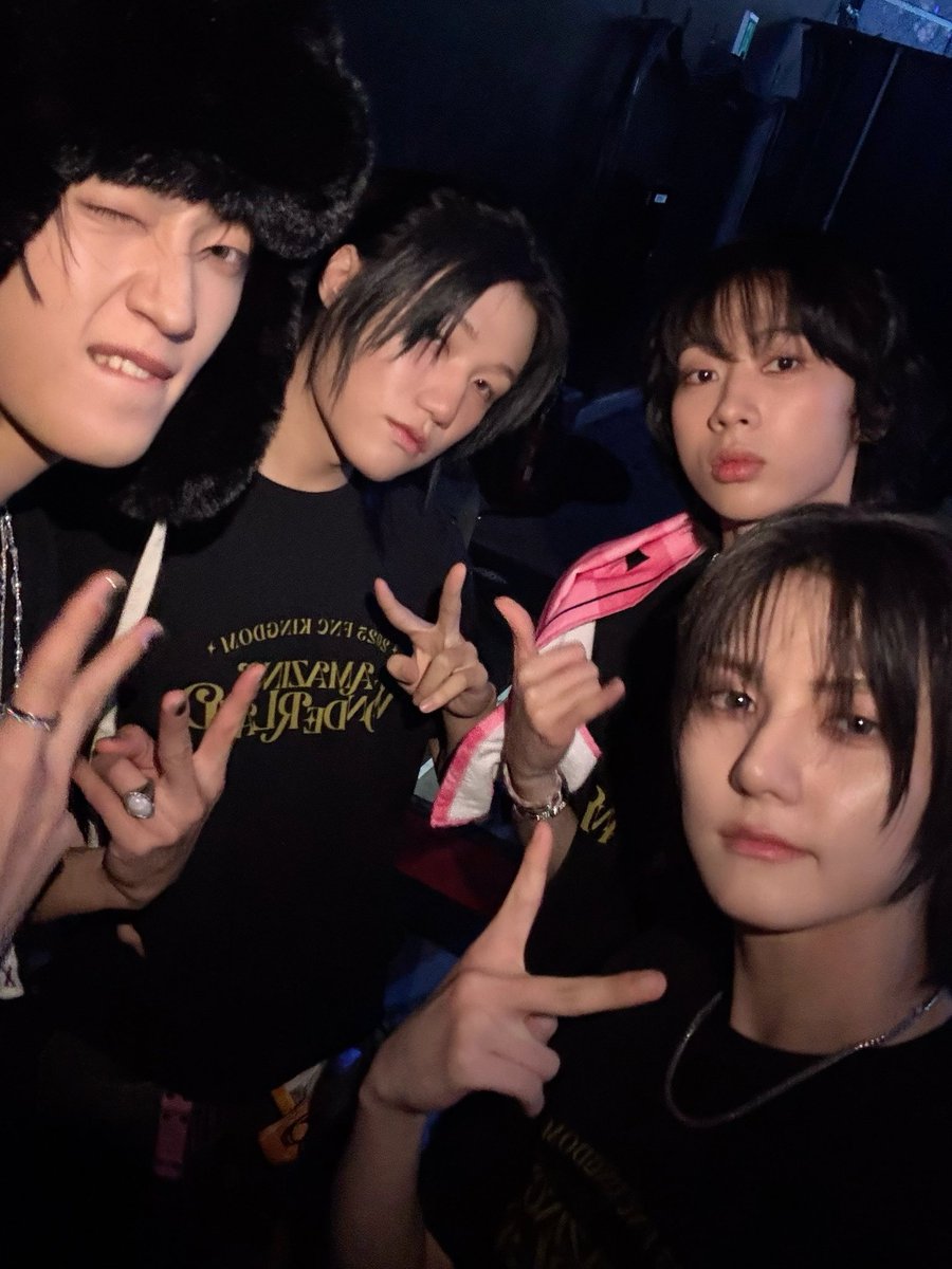 why they look like theyre having an androgyny off