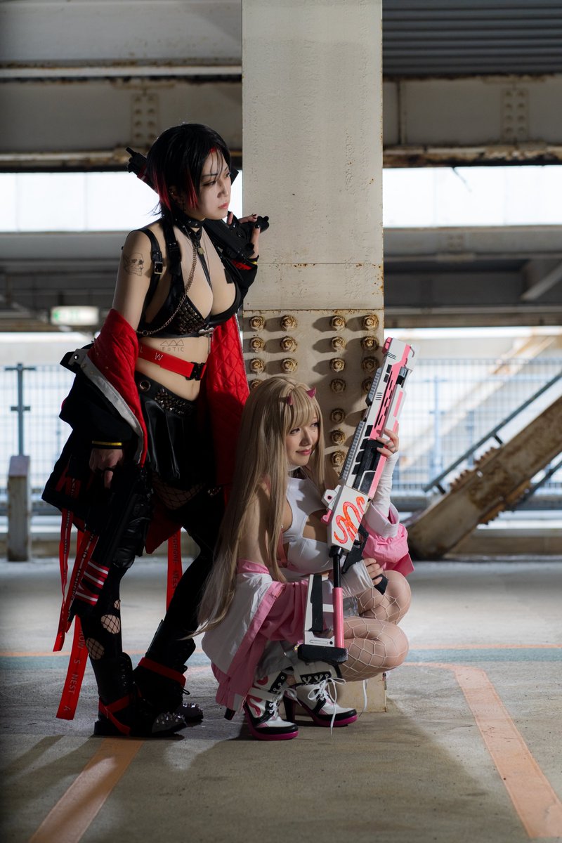 ebi3_mushi's tweet photo. コスプレ💋勝利の女神:NIKKE
🩷バイパー×クロウ🖤

エキゾチック部隊併せした時の！  マメさんのクロウめちゃかっこよかった😭✨  シヴァさん撮影ありがとうございました🖤 https://t.co/RCfLohrYuv
