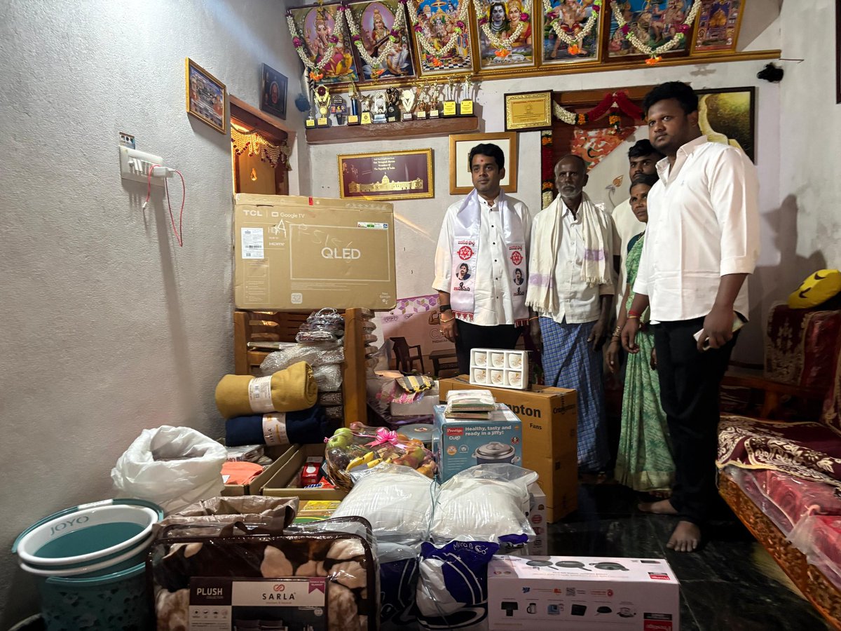 APDeputyCMO's tweet photo. అంధ క్రికెటర్ల వేదనకు చలించిన ఉప ముఖ్యమంత్రి @PawanKalyan.

•జట్టు కెప్టెన్ దీపిక, సభ్యురాలు పాంగి కరుణ కుమారి కుటుంబాలకు టీవీ, ఫ్యాన్, ఇతర గృహోపకరణాలు, నిత్యావసరాలు, నూతన వస్త్రాలు, దుప్పట్లు పంపించిన ఉప ముఖ్యమంత్రి

•24 గంటల్లో ప్రపంచకప్ విజేతల కుటుంబాలకు గృహోపకరణాలు
•అంధ క్రికెటర్ల ఇళ్లలో వస్తు కాంతులు
•తంబలహట్టి తండా, వంట్ల మామిడి గ్రామాలకు వెళ్ళి అందించిన జనసేన నాయకులు, యంత్రాంగం 
•నూతన గృహాల నిర్మాణంపై పర్యవేక్షించాలని పేషీకి దిశానిర్దేశం  
•ఇప్పటికే కెప్టెన్ దీపిక స్వగ్రామానికి రూ.6.2 కోట్లతో రెండు రోడ్లు మంజూరు

ఎవరు సమస్య చెప్పుకున్నా మనసు పెట్టి విని, స్పందించి తక్షణ పరిష్కారం చూపించే దిశగా అడుగులు వేసే నాయకుడు రాష్ట్ర ఉపముఖ్యమంత్రి పవన్ కళ్యాణ్. అది ప్రభుత్వపరంగా చూపే పరిష్కారం అయినా, వ్యక్తిగతంగా ఇచ్చే భరోసా అయినా గంటల వ్యవధిలో పూర్తి చేయాలనుకుంటారు. కష్టం వింటే కరిగిపోతారు. అంధుల క్రికెట్ లో ప్రపంచ విజేతలుగా నిలిచిన మహిళా జట్టు సభ్యులను కలసిన సందర్భంలో వారి కుటుంబాల దైన్య స్థితి విని చలించిపోయారు. మ్యాచ్ ఫీజుతో కుటుంబ సభ్యుల ఆకలి తీరుస్తున్నామన్న జట్టు కెప్టెన్ దీపిక మాటలకు చలించిపోయారు. శ్రీసత్యసాయి జిల్లాకు చెందిన దీపిక, అల్లూరి సీతారామరాజు జిల్లాకు చెందిన పాంగి కరుణ కుమారి కుటుంబాల పరిస్థితిని తెలుసుకున్నారు. ఆ కుటుంబాలకు తక్షణ సాయం అందించాలని ఉప ముఖ్యమంత్రి పవన్ కల్యాణ్ నిర్ణయం తీసుకున్నారు. 
శ్రీ సత్యసాయి జిల్లా తంబలహట్టి తండాలో దీపిక కుటుంబానికి, అల్లూరి సీతారామరాజు జిల్లా వంట్లమామిడిలో కరుణ కుమారి కుటుంబానికీ టీవీ, టేబుల్ ఫ్యాను, మిక్సర్ గ్రైండర్, కుర్చీలు, చాపలు, స్టీల్ ప్లేటులు, ప్రెషర్ కుక్కర్లు, ఇస్త్రీ పెట్టె, ఎల్.ఇ.డి. బల్బులు, పాత్రలు, దుప్పట్లు, దిండులు, కుటుంబం మొత్తానికి నూతన వస్త్రాలు, నిత్యావసర సరకులు లాంటివి అందించారు. కెప్టెన్ దీపిక కుటుంబానికి అనంతపురం, హిందూపురం అర్బన్ డెవలప్ మెంట్ అధారిటీ ఛైర్మన్ శ్రీ టి.సి. వరుణ్, శ్రీ పొదిలి బాబూరావు, శ్రీ కుమ్మరి నాగేంద్ర, శ్రీ ఆకుల ఉమేశ్, శ్రీ అంకె ఈశ్వరయ్య, డి.మణిప్రియ, శ్రీమతి శ్రీదేవి, శ్రీ ఆనంద్ తదితర జనసేన నేతలు తంబలహట్టి తండాకు వెళ్లి ఉప ముఖ్యమంత్రి పవన్ కళ్యాణ్ పంపిన వస్తు సామాగ్రిని అందజేశారు. పాడేరు ఘాట్ రోడ్డులోని వంట్లమామిడి గిరిజన గ్రామంలో నివసిస్తున్న కరుణకుమారి కుటుంబానికి రాష్ట్ర జానపద కళలు, సృజనాత్మక అకాడమీ ఛైర్మన్ శ్రీ వంపూరు గంగులయ్య, విశాఖ జిల్లా గ్రంథాలయ సంస్థ ఛైర్మన్ శ్రీ వన్నెంరెడ్డి సతీష్ కుమార్, జనసేన నేతలు శ్రీ పి.శివ ప్రసాద్, శ్రీ కె.రామారావు, శ్రీ ఎన్ మురళీకృష్ణ చేతుల మీదుగా అందించారు.

•మధ్యాహ్నం మాటిచ్చారు.. సాయంత్రానికి రోడ్లు మంజూరు చేశారు..
శుక్రవారం మధ్యాహ్నం జట్టు ఉప ముఖ్యమంత్రి పవన్ కల్యాణ్ ని కలిసిన సందర్భంలో దీపిక మాట్లాడుతూ మడకశిర నియోజకవర్గం పరిధిలోని తమ ఊరికి వెళ్లే రెండు రహదారులు ప్రయాణానికి యోగ్యంగా లేవని ఆవేదన వ్యక్తం చేశారు. మధ్యాహ్నం ఆమె మాటలు విన్న శ్రీ పవన్ కళ్యాణ్ గారు ఆ రెండు రహదారులు మంజూరు చేయాలని శ్రీ సత్యసాయి జిల్లా యంత్రాంగాన్ని ఆదేశించారు. ఉప ముఖ్యమంత్రి పవన్ కళ్యాణ్ ఆదేశాలతో కదిలిన అధికారులు హేమవతి పంచాయతీ పరిధిలో ఉన్న తంబలహట్టి తండా రోడ్లను పరిశీలించారు. హేమవతికి వెళ్లే రహదారికి రూ. 3.2 కోట్లు, గున్నేహళ్లికి వెళ్లే రోడ్డు నిర్మాణానికి రూ. 3 కోట్లు అవసరం అని అంచనాలు రూపొందించారు. ఈ రెండింటికీ ఉప ముఖ్యమంత్రి పవన్ కళ్యాణ్ ఆదేశాల మేరకు శ్రీ సత్యసాయి జిల్లా కలెక్టర్ పాలనాపరమైన అనుమతులు ఇచ్చారు.

•24 గంటల్లో నూతన గృహోపకరణాలు, నిత్యావసరాలు  ఏర్పాటు
దీపిక, కరుణ కుమారి వేదనకు చలించిపోయి వారి కుటుంబాలకు గృహోపకరణాలు, నిత్యావసరాలను తక్షణమే సమకూర్చాలని తన సిబ్బందిని ఆదేశించారు. ఈ మేరకు వాటిని కొనుగోలు చేసి ఆయా కుటుంబాలకు పంపించారు. ఇద్దరు తెలుగు క్రికెటర్లకు క్రీడాకారుల కోటా కింద నూతన గృహాలు నిర్మించి ఇచ్చేందుకు ఏర్పాట్లు చేయాలని ఉప ముఖ్యమంత్రి పవన్ కళ్యాణ్ అధికారులకు దిశానిర్దేశం చేశారు. నూతన గృహాల నిర్మాణం పూర్తయిన తర్వాత వాటికి తగిన విధంగా డైనింగ్ టేబుల్స్, మంచాలు లాంటి మరికొన్ని గృహోపకరణాలు సమకూర్చాలని నిర్ణయించారు.