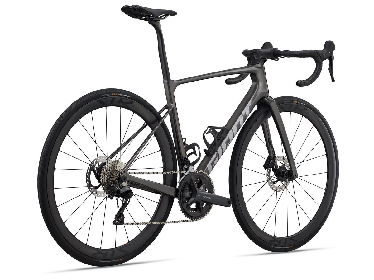 SPCycles's tweet photo. NEW IN THE SHOP THIS WEEK

The 2026 Giant Defy Advanced Pro 2 is the perfect endurance bike for longer rides

Fitted with a Shimano 12 spd 105 drivetrain the 50/34 11/36 combination will get you up any hill &amp; with clearance for 40c tyres has exceptional levels of comfort and grip https://t.co/kHlqU60QXb