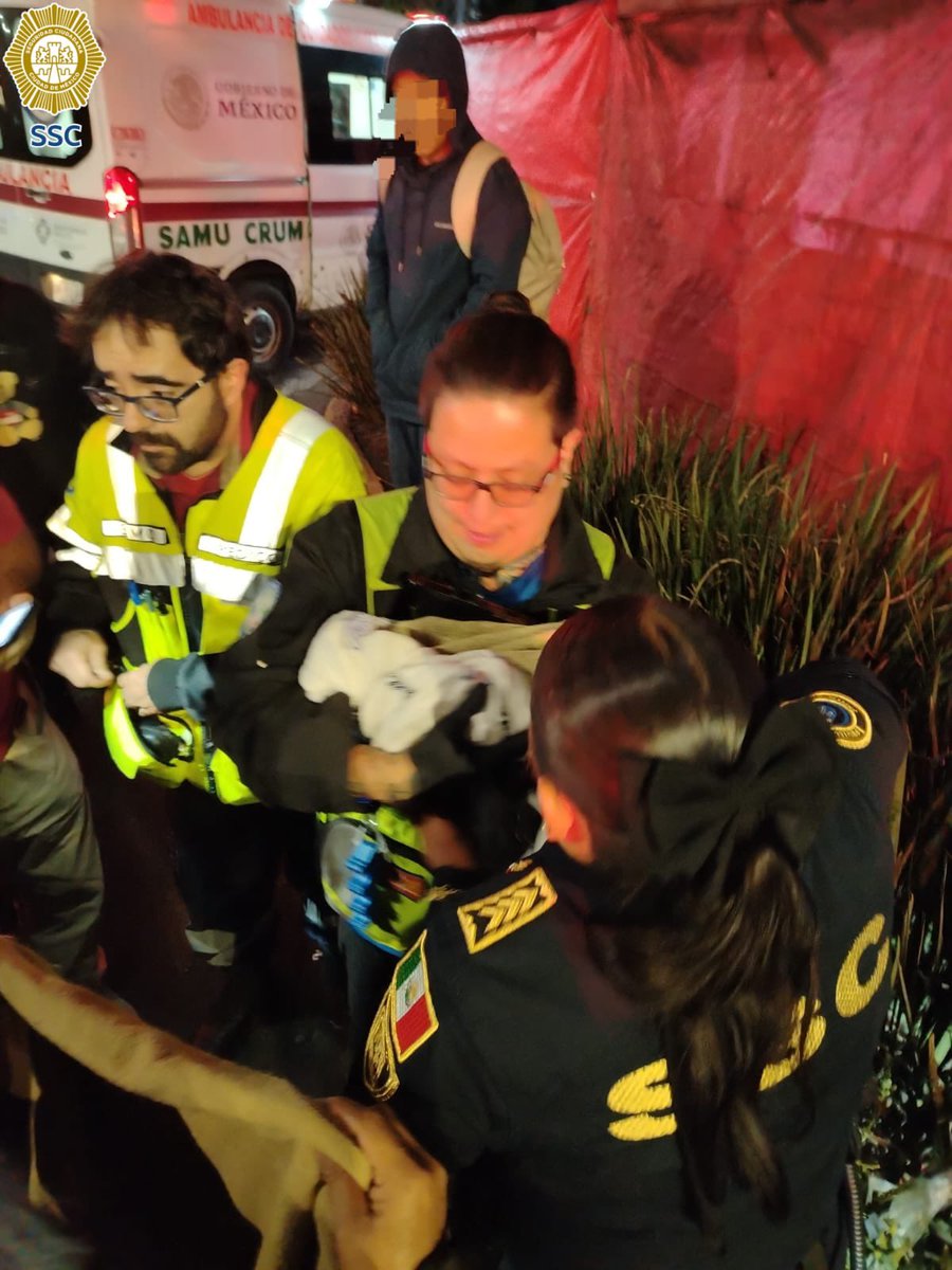 SSC_CDMX's tweet photo. #BoletínSSC | #ApoyoEnParto l Oficiales de la #SSC brindaron el apoyo oportuno a una mujer que se encontraba en labor de parto en un vehículo, en calles de la @Alc_Iztapalapa y recibieron a una bebé.

Los hechos ocurrieron mientras los uniformados realizaban sus funciones de seguridad y prevención del delito en el #Eje6 y la avenida #ErmitaIztapalapa, en la colonia #ParajeZacatepec, cuando un hombre les solicitó apoyo.
https://t.co/5C0KI8RnQJ