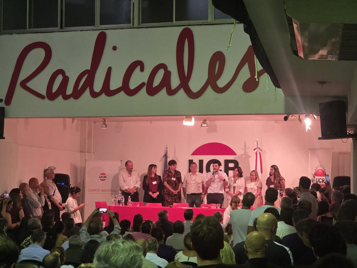 Ayer escuché Radicales hablándole a radicales de como quieren que el Radicalismo vuelva a ser gobierno con propuestas, gestion y renovación.

El mayor de los éxitos <a href="/leonelchiarella/">Leonel Chiarella</a> y <a href="/pierafernandez/">Piera</a> .

Adelante <a href="/UCRNacional/">Unión Cívica Radical</a> ✊🏼♥️